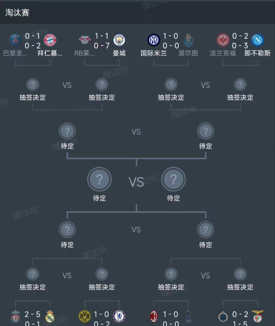 于是她下意识的一回头，登时便看到了那两辆越来越近的大货车。